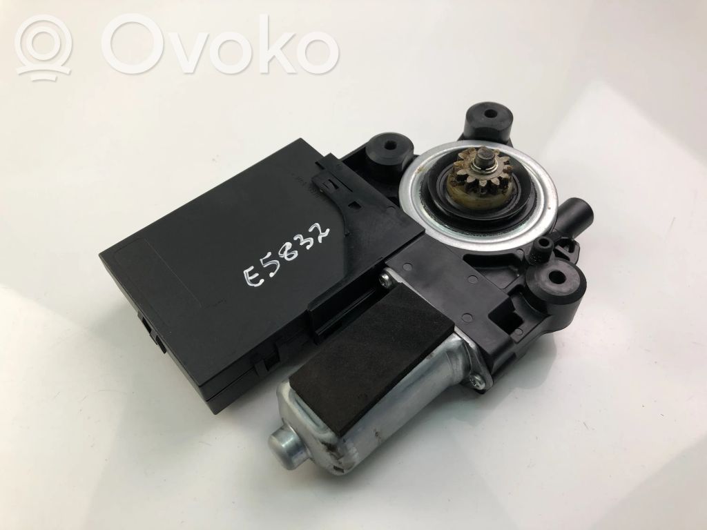 Volvo V50 Front door window regulator motor 