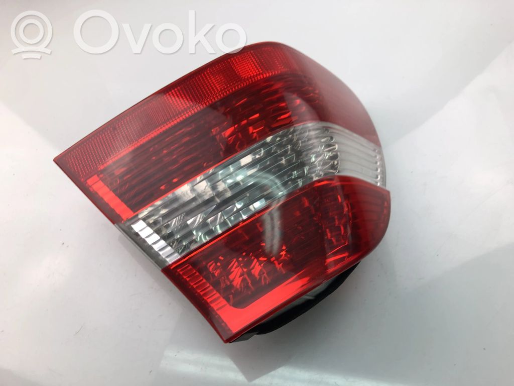 BMW 3 E46 Galinis žibintas dangtyje 