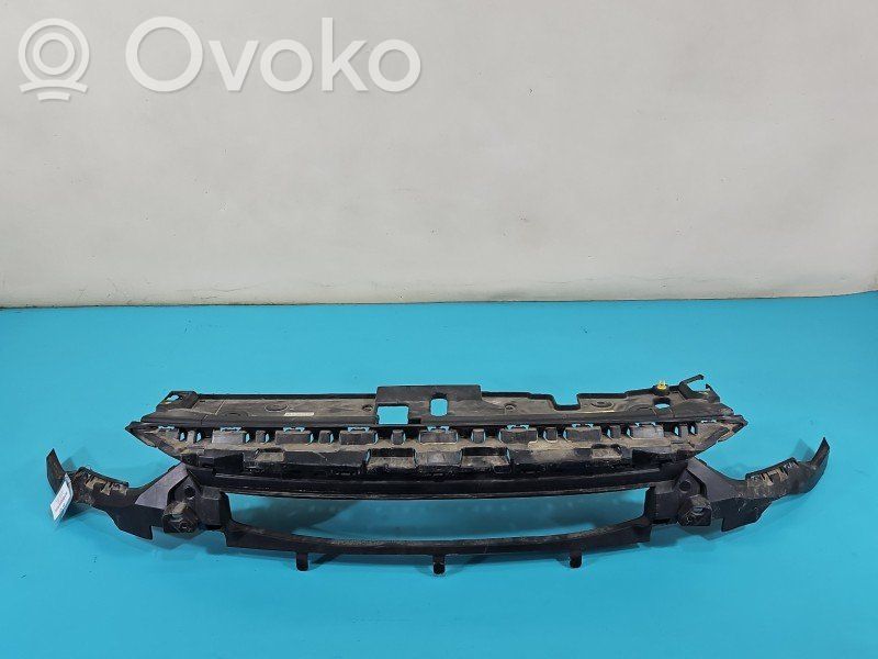 Opel Corsa F Pas przedni 