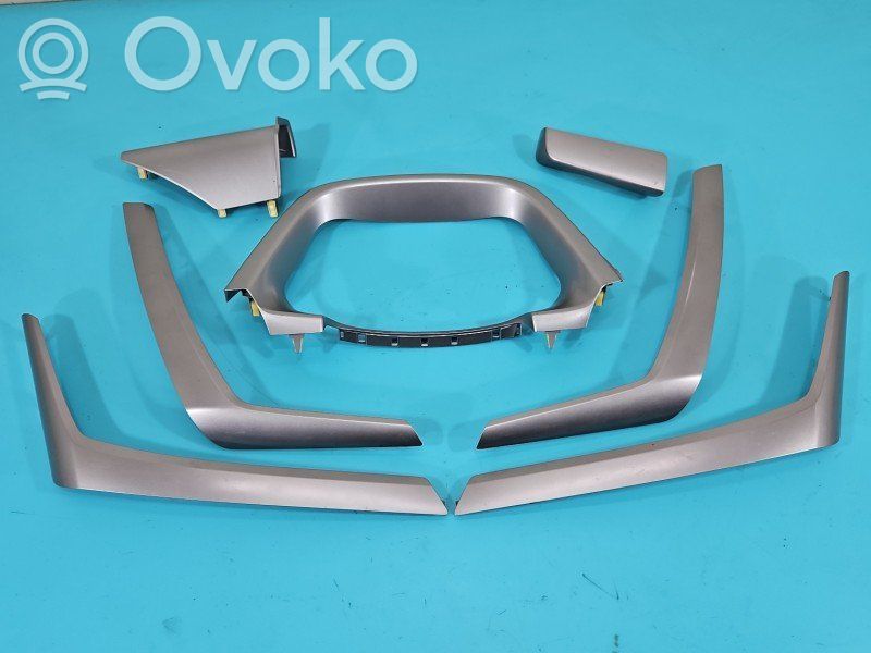 Toyota RAV 4 (XA40) Ozdoba tunelu środkowego 