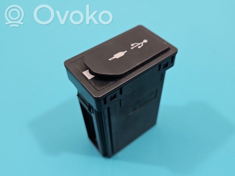 Lexus IS III XE30 Enchufe conector USB 