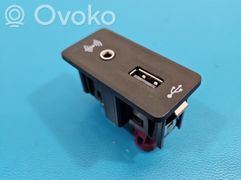 Volkswagen PASSAT B8 Connecteur/prise USB 
