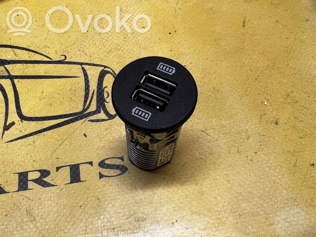 Porsche Macan (95B) Enchufe conector USB 