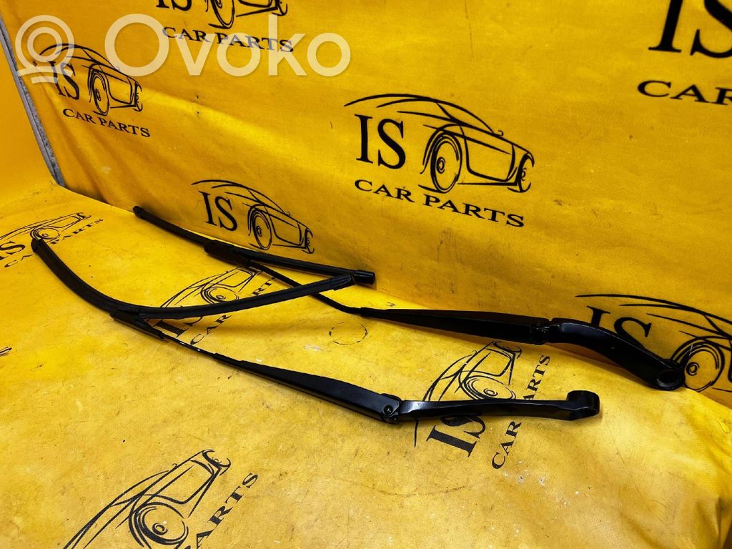 Ford Explorer VI Front wiper blade arm 
