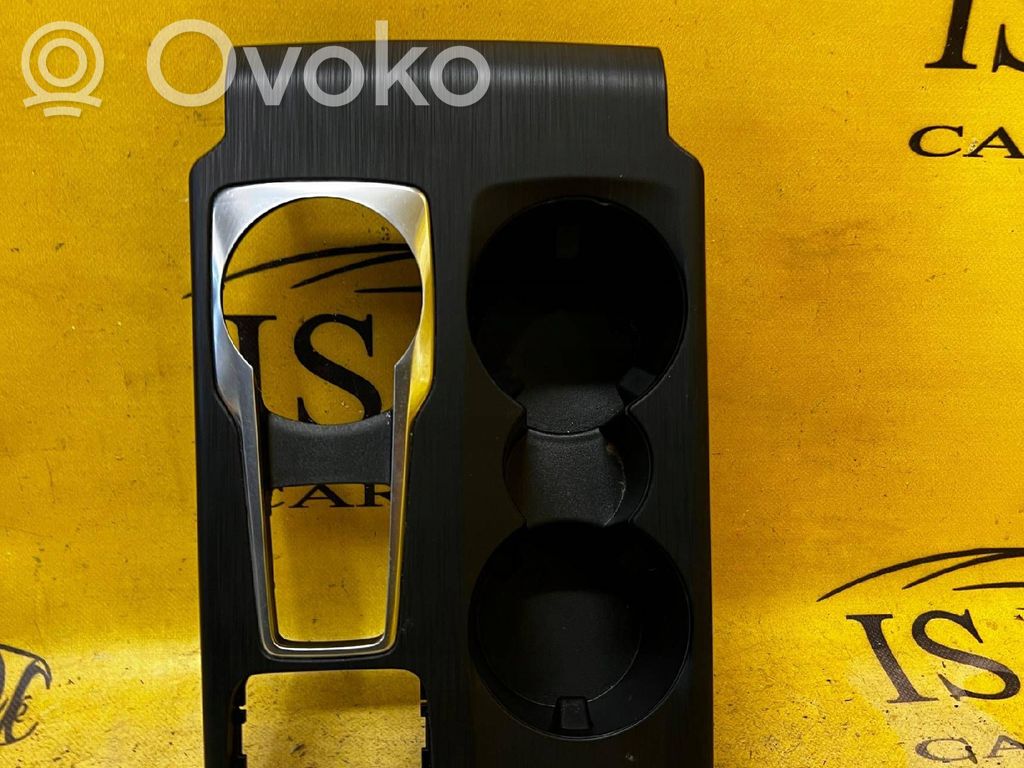 Ford Escape IV Cup holder front 