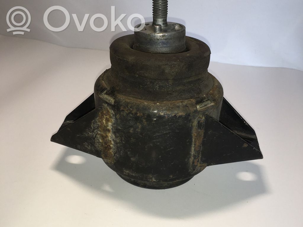 Engine mount bracket   KKB102602
