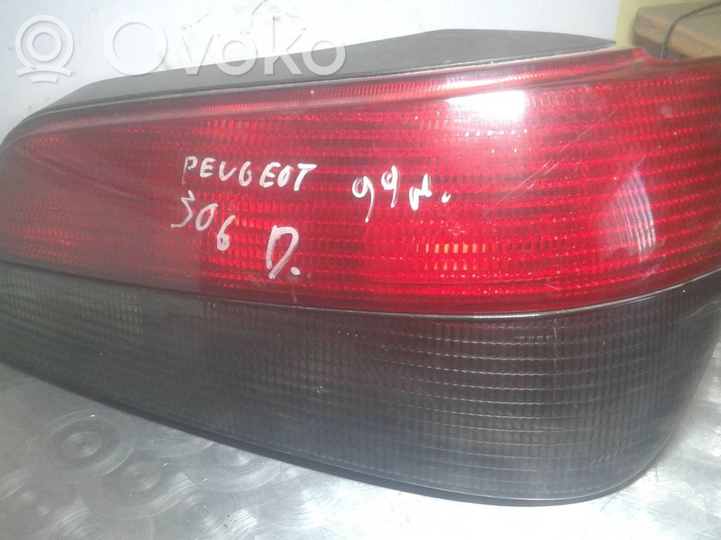 Peugeot 306 Galinis žibintas kėbule 