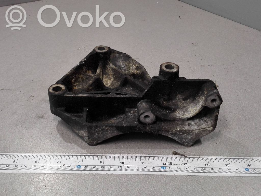 Opel Vectra B Generaattorin/laturin kiinnike 