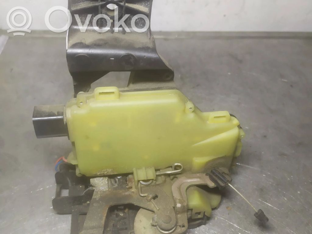 Volkswagen PASSAT B5.5 Zamek drzwi tylnych 
