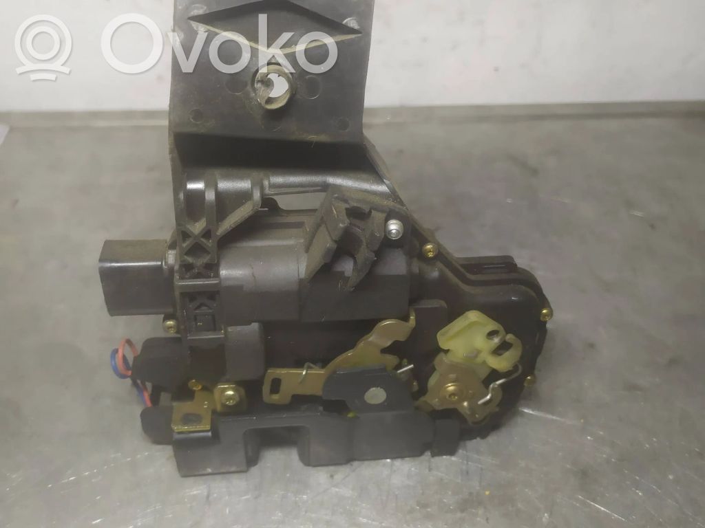 Volkswagen PASSAT B5.5 Zamek drzwi przednich 