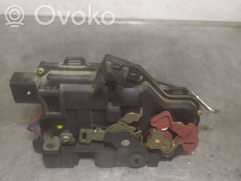 Audi A4 S4 B6 8E 8H Takaoven lukko 