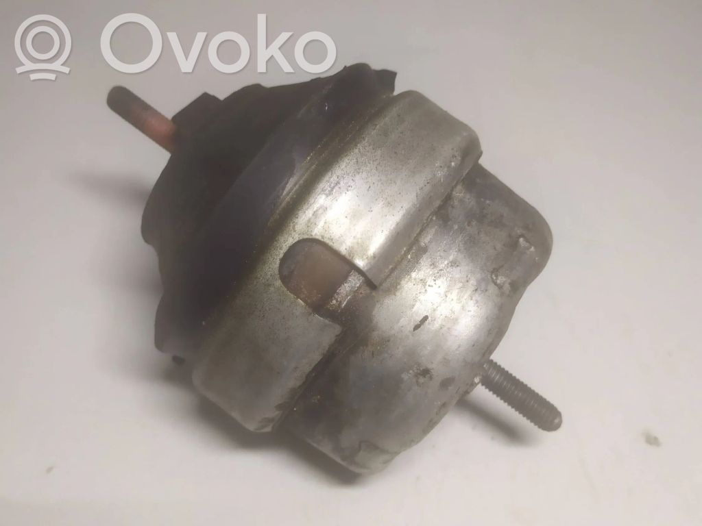 Volkswagen PASSAT B5.5 Engine mount bracket 
