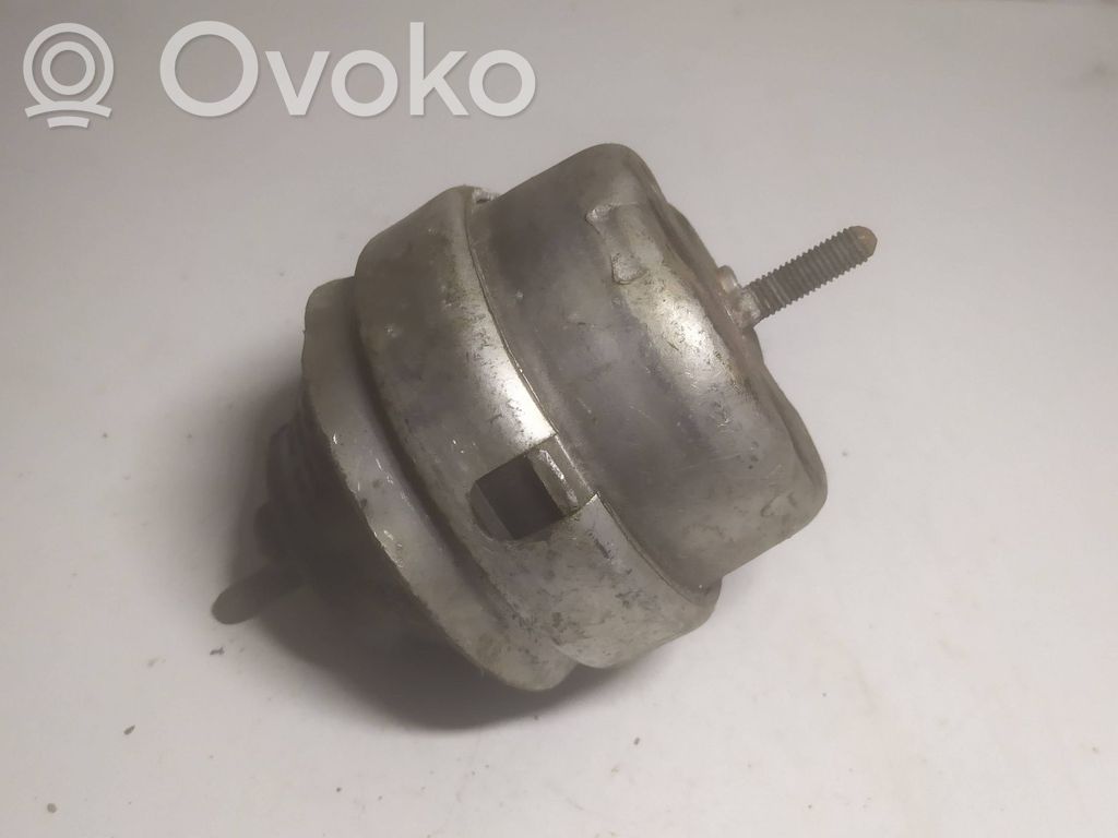 Volkswagen PASSAT B5.5 Engine mount bracket 