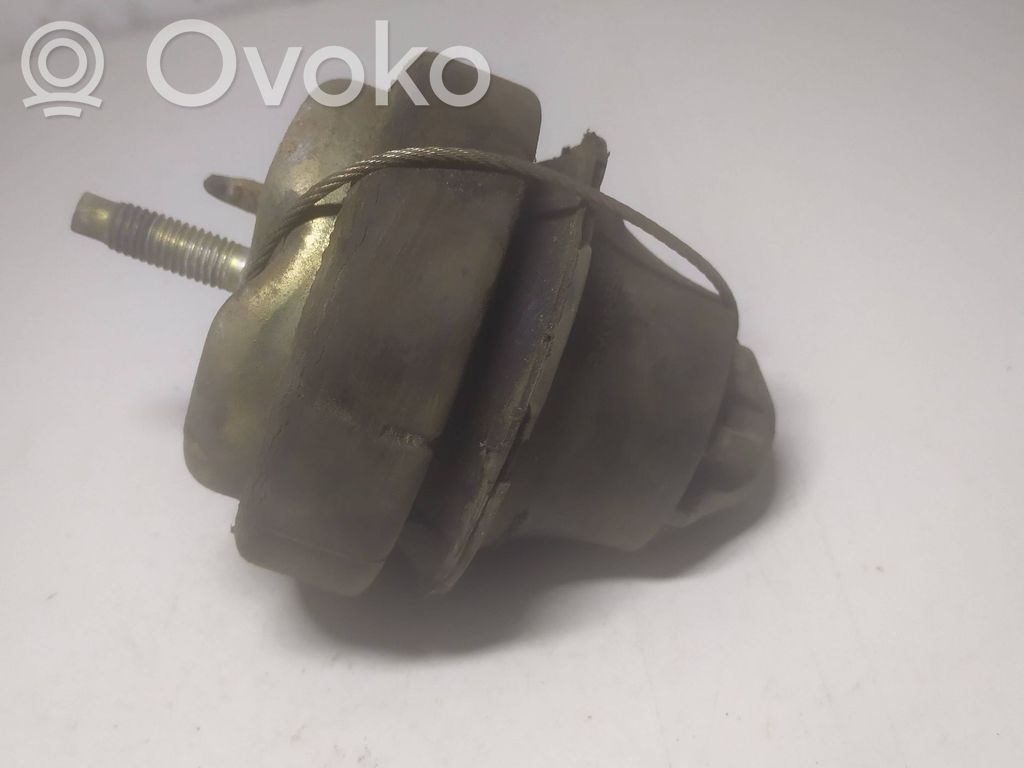 Volvo V70 Engine mount bracket 