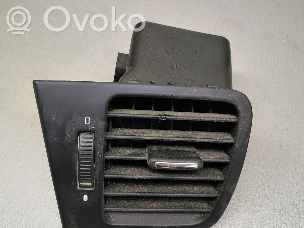 Subaru Outback Moldura protectora de la rejilla de ventilación lateral del panel 