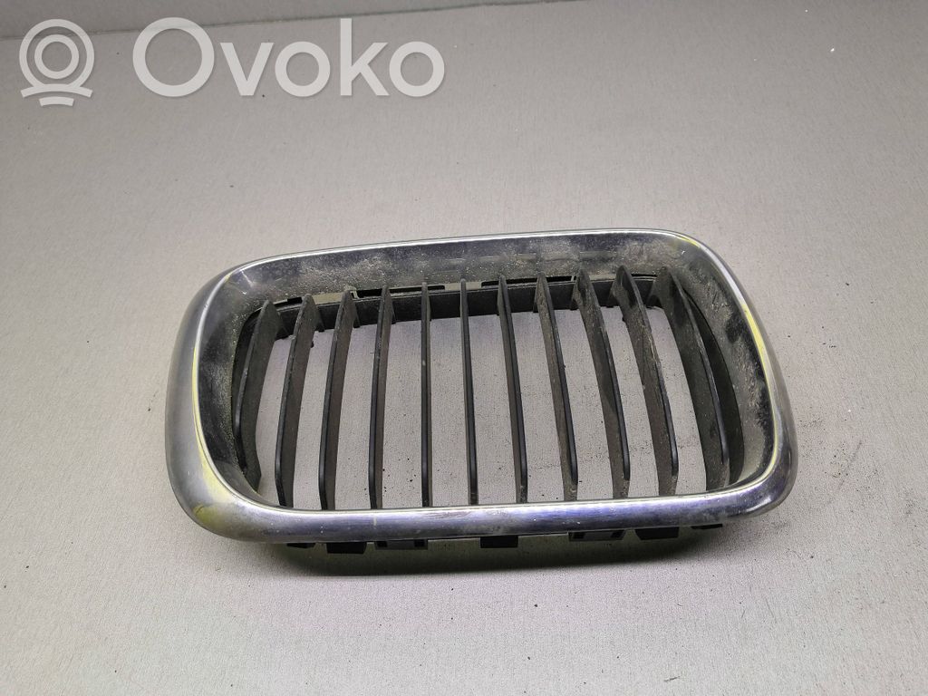 BMW 3 E36 Grotelės priekinės 