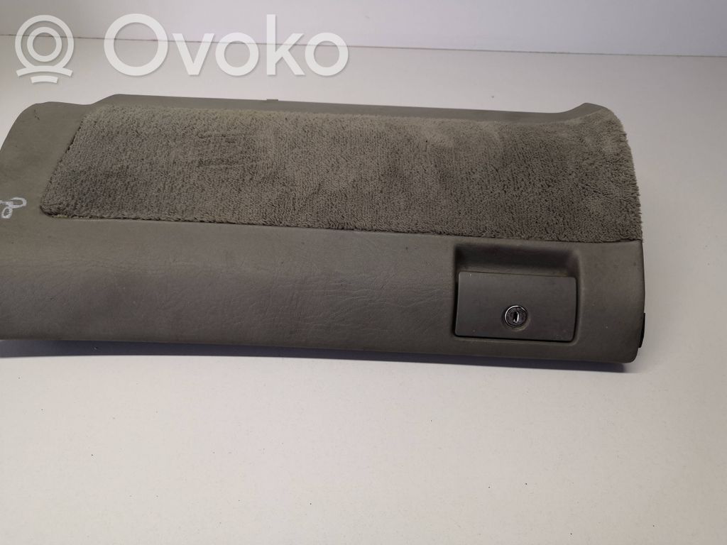 Audi V8 Handschuhfach 