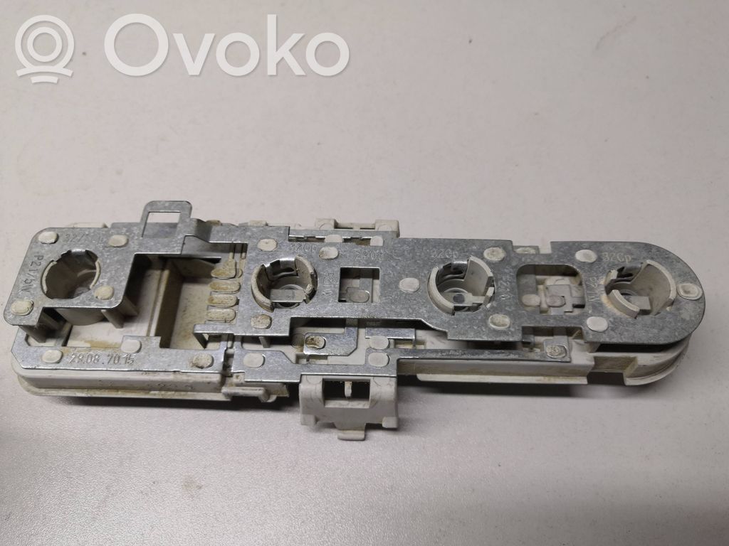Audi A4 S4 B5 8D Takavalon polttimon suojan pidike 