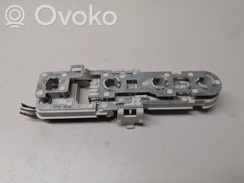Audi A4 S4 B5 8D Takavalon polttimon suojan pidike 