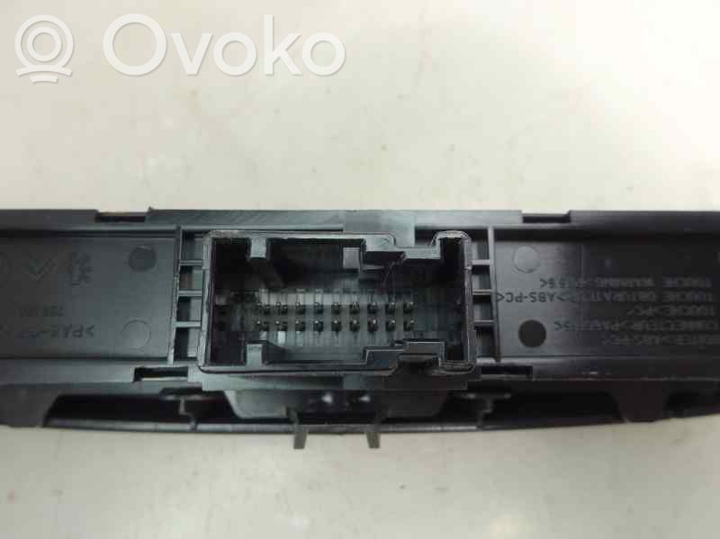 Botón interruptor de luz de peligro