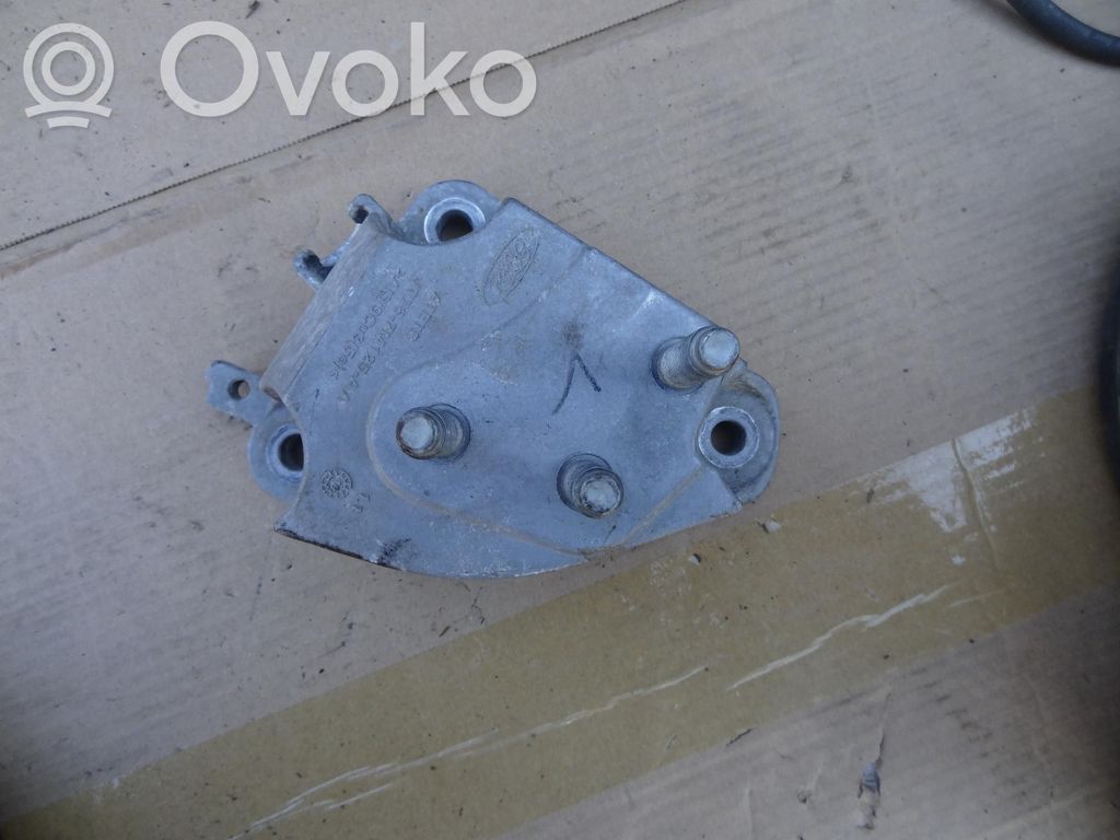 Ford Focus Engine mounting bracket 