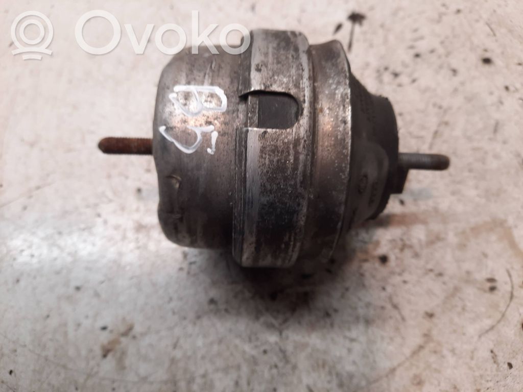 Volkswagen PASSAT B5 Engine mount bracket 