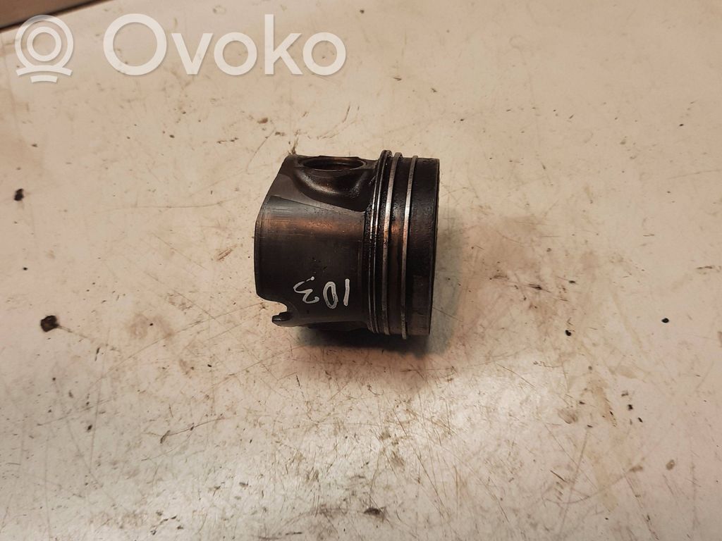 Volkswagen PASSAT B6 Piston 