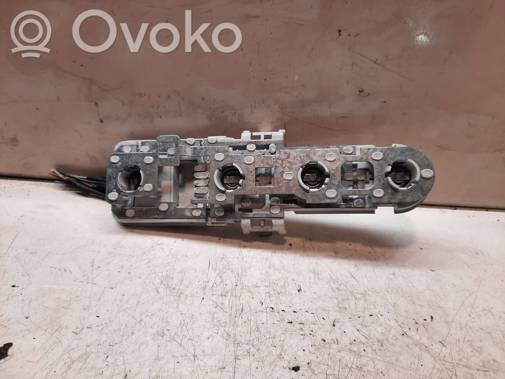 Audi A4 S4 B5 8D Takavalon polttimon suojan pidike 