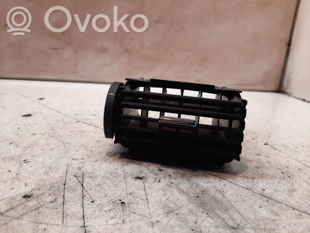 Toyota Avensis T250 Dysze / Kratki środkowego nawiewu deski rozdzielczej 