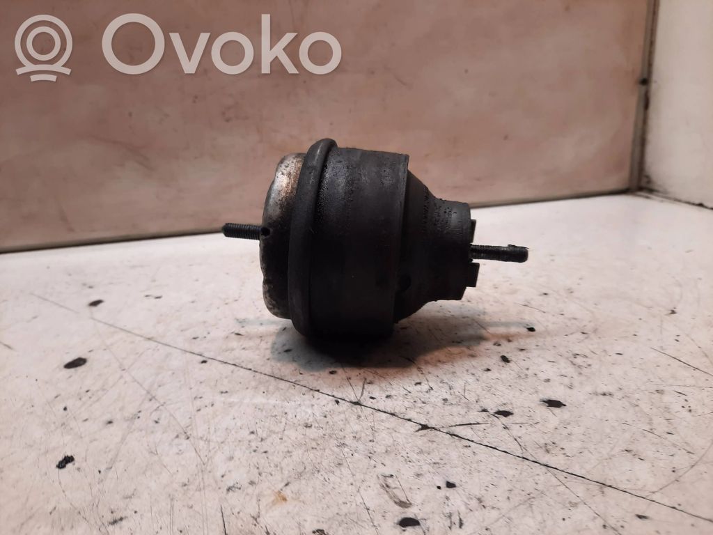 Volkswagen PASSAT B5 Engine mount bracket 