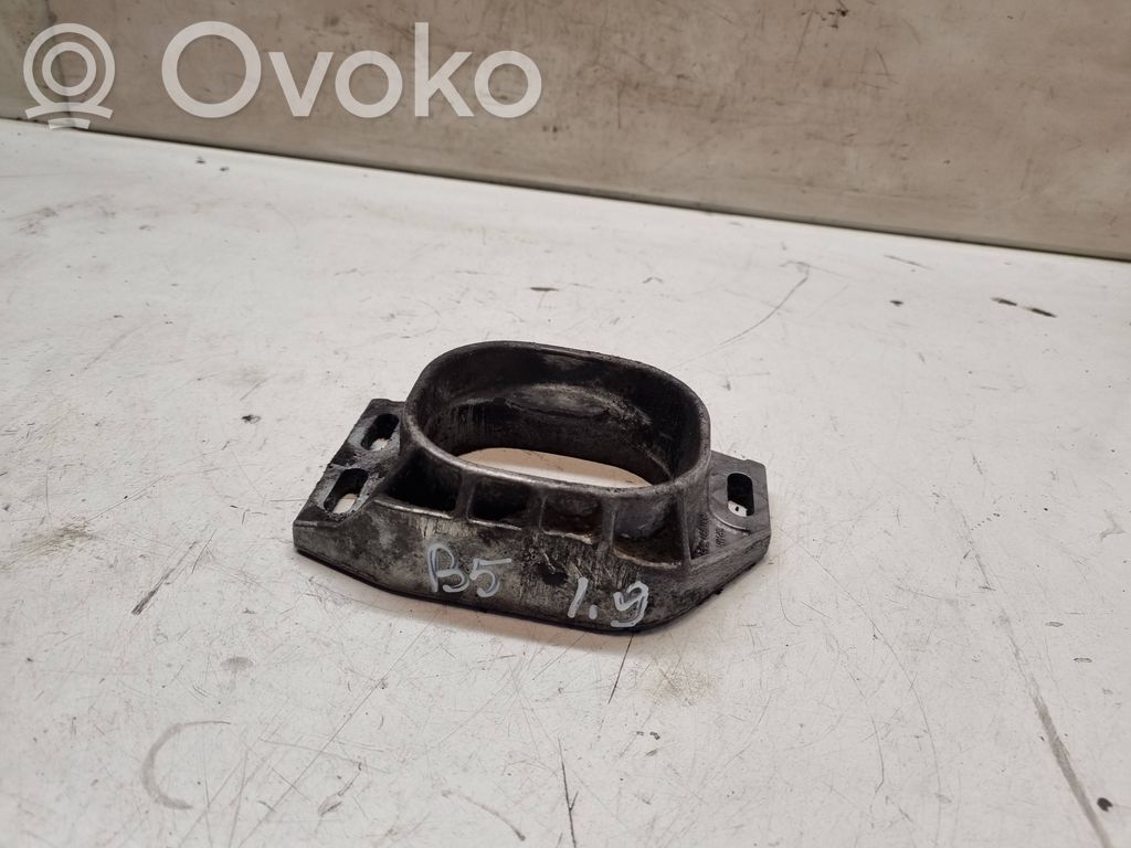 Volkswagen PASSAT B5 Engine mounting bracket 