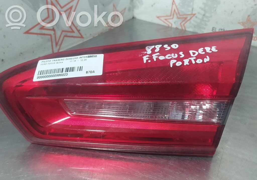 Ford Focus Galinis žibintas dangtyje 