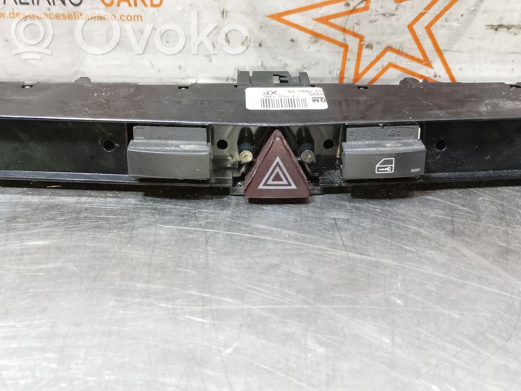 Botón interruptor de luz de peligro   13100105