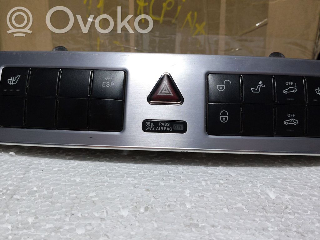 Mercedes-Benz C W203 Przycisk świateł awaryjnych 
