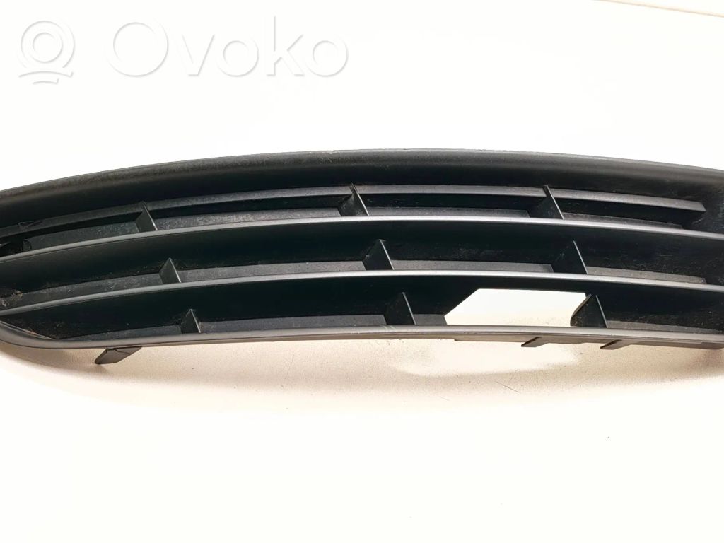Volkswagen PASSAT B6 Kratka dolna zderzaka przedniego 