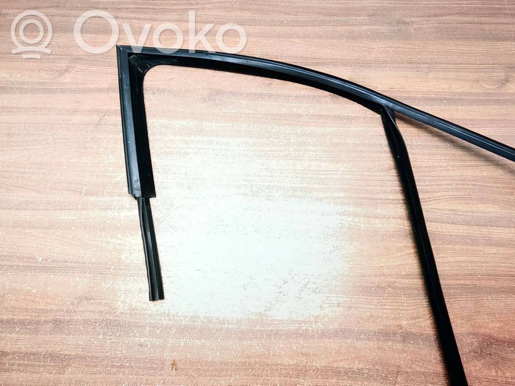 Opel Meriva B Uszczelka szyby drzwi przednich 