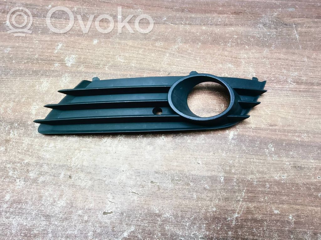 Opel Astra H Moldura/rejilla de la luz antiniebla delantera 