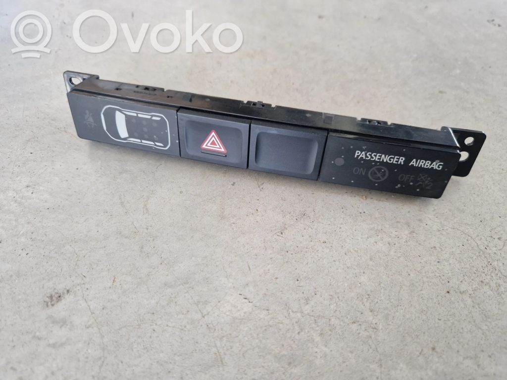 Hazard light switch   8002C293