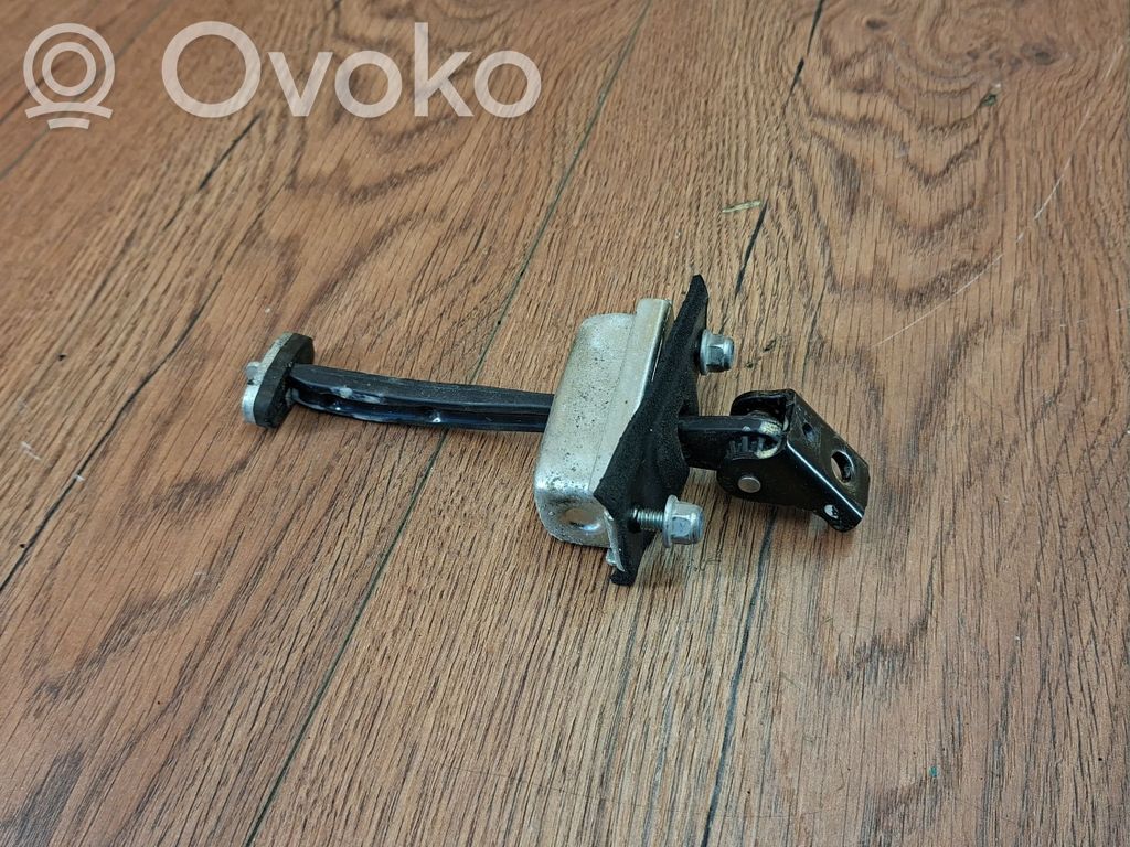 Ford Focus C-MAX Takaoven pidätin 
