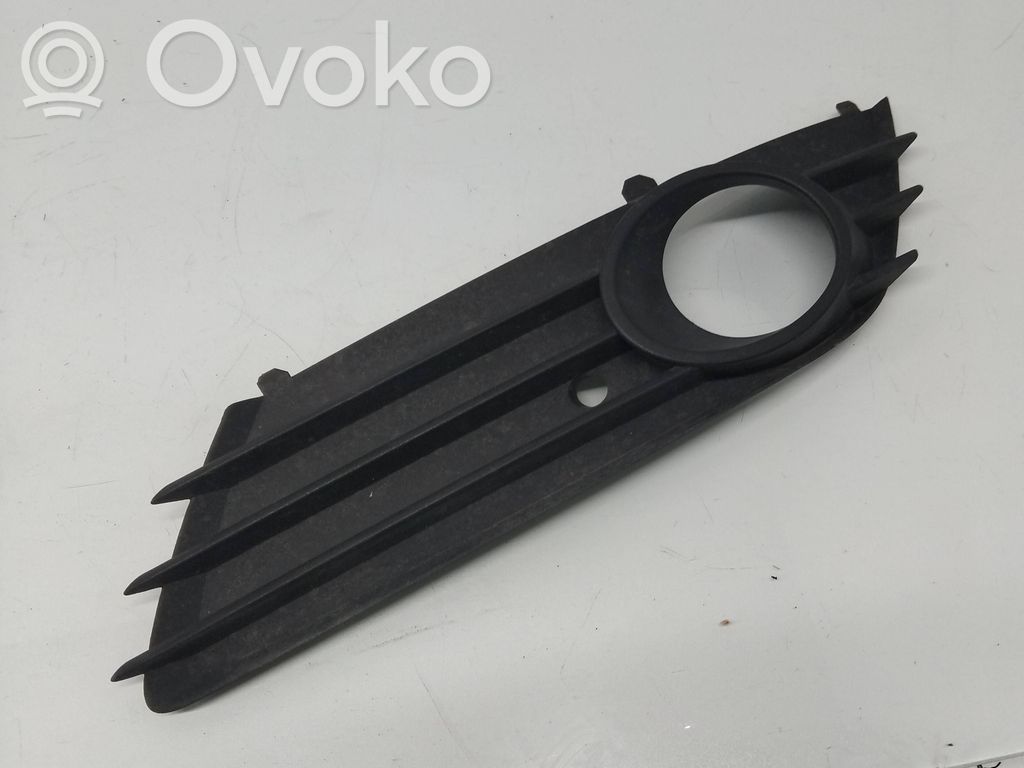 Opel Astra H Moldura/rejilla de la luz antiniebla delantera 