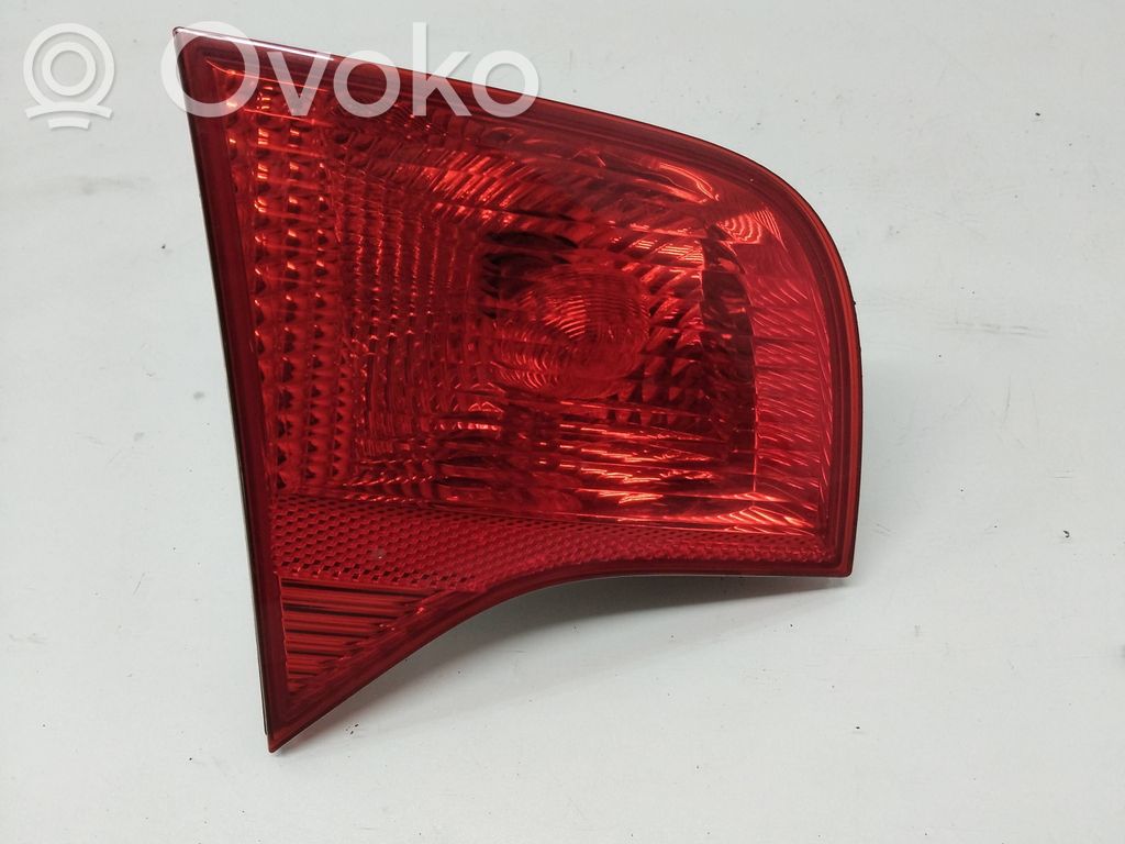 Audi A4 S4 B7 8E 8H Aizmugurējais lukturis pārsegā 