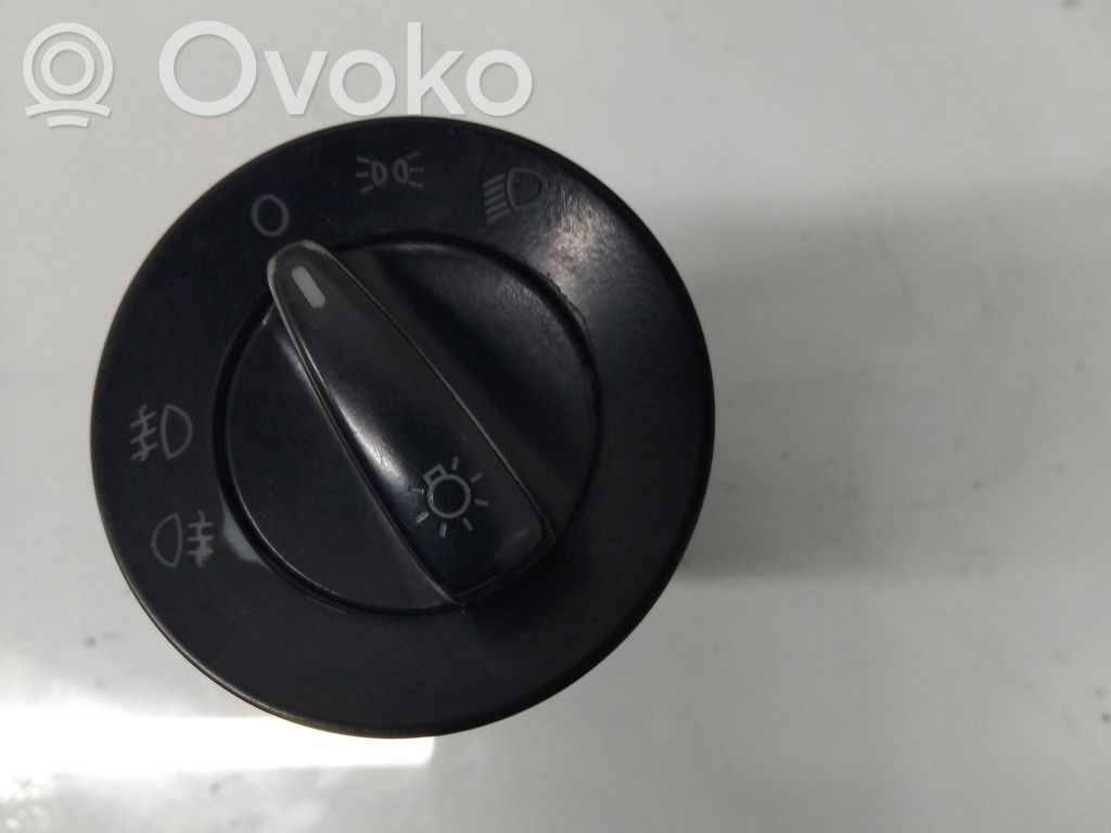 Light switch   04052003