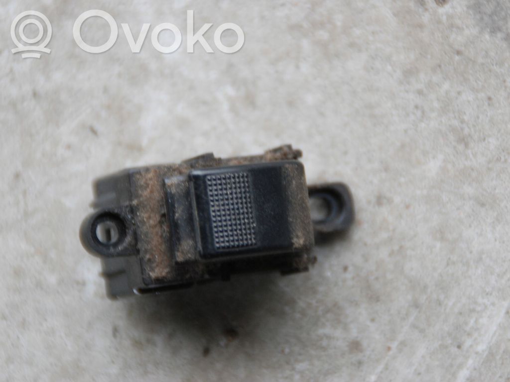 Quarter vent window switch