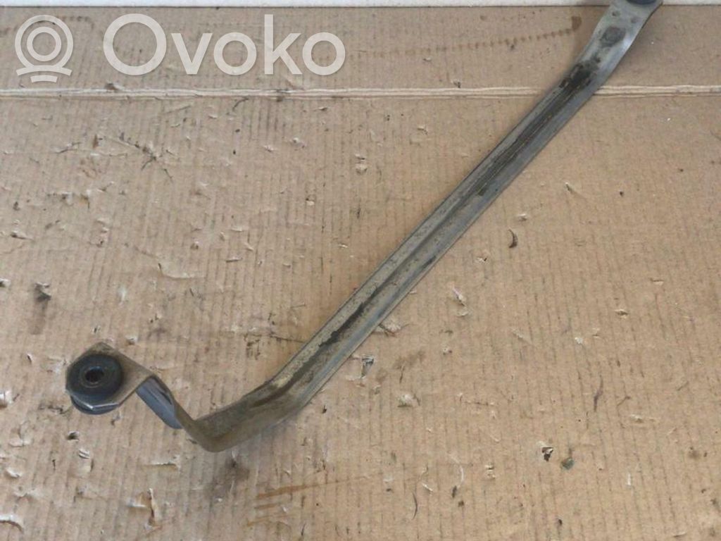 Fuel tank mounting bracket   6765719