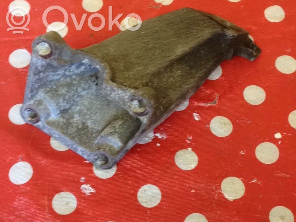 Engine mounting bracket