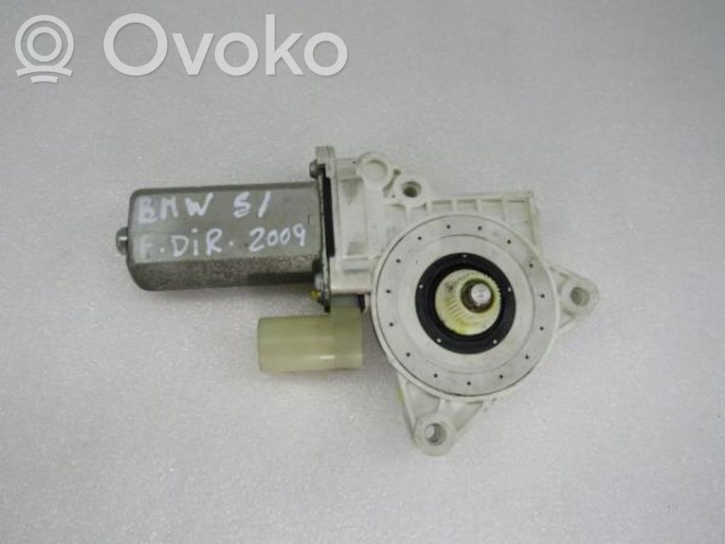 BMW 1 E81 E87 Front door window regulator motor 