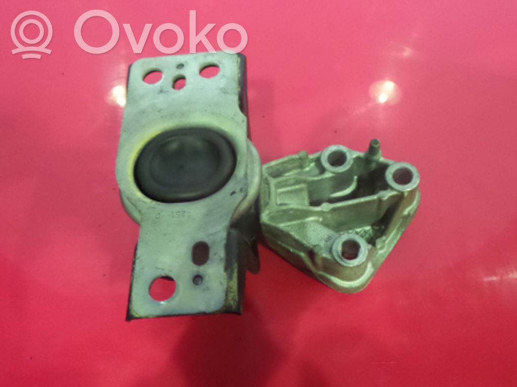 Renault Clio III Engine mount bracket 