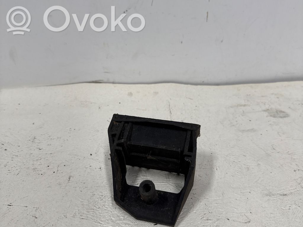Radiator mount bracket   17111737707