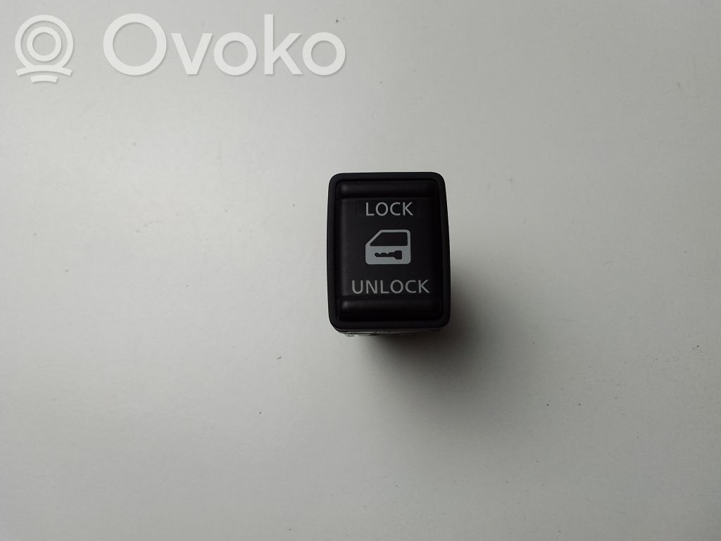 Nissan Navara D23 Central locking switch button 