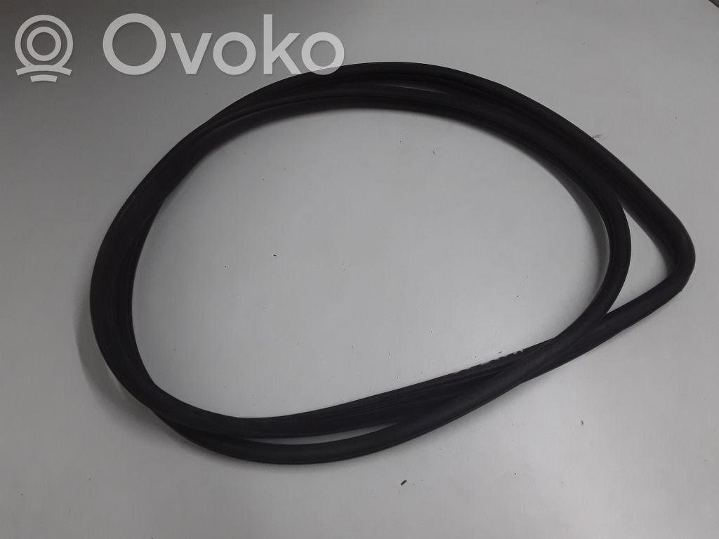 KIA Sorento Передняя уплотнительная резина (на кузове) 